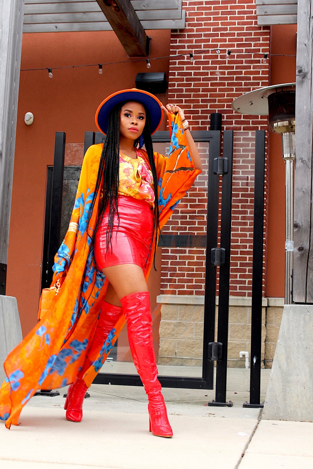 MODEL IN MAXI OVERSIZED KIMONO